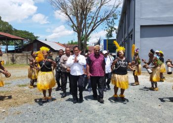 Tiba di Obhe Ifar Besar, Samuel Siriwa Dinobatkan sebagai Anak Adat