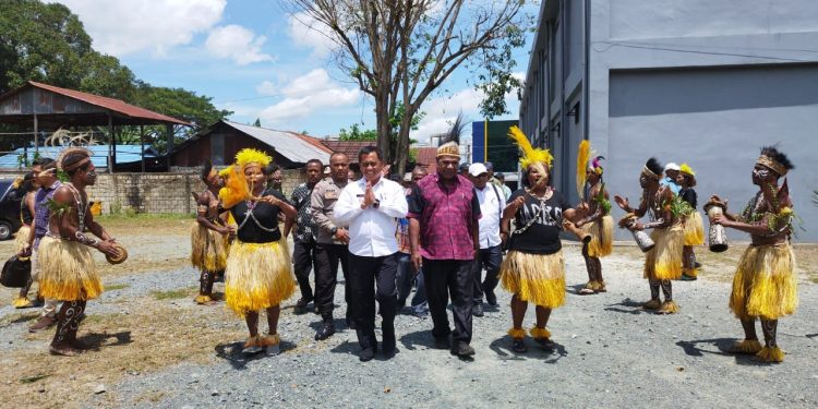 Tiba di Obhe Ifar Besar, Samuel Siriwa Dinobatkan sebagai Anak Adat