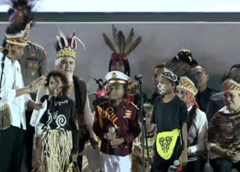 Antusias Anak – anak Papua Menjawab Pertanyaan yang Diajukan Presiden Jokowi dan Ibu Negara