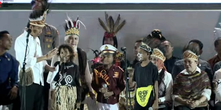 Antusias Anak – anak Papua Menjawab Pertanyaan yang Diajukan Presiden Jokowi dan Ibu Negara
