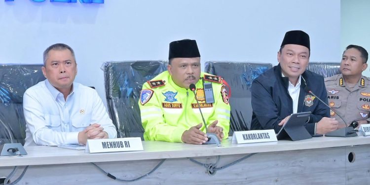 Menhub Sampaikan Tiga Hal Penting saat Tinjau Command Center KM 29 Bersama Jasa Raharja