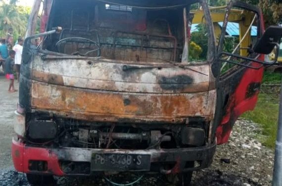OTK Bakar 2 Eskavator dan Truk Perusahaan di Yapen