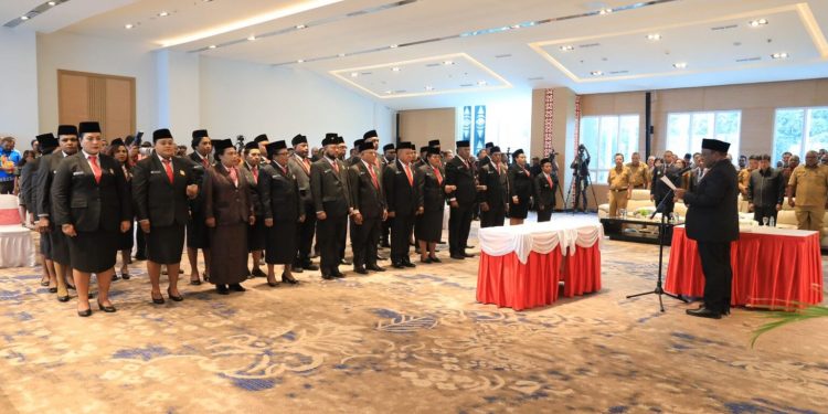Lantik 34 Anggota MRP, Wamendagri Sebut Tugas Lima Tahun Kedepan Sangat Kompleks