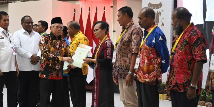Serahkan Sertifikat Tanah kepada Masyarakat, Wapres Sebut Salahsatu Agenda Prioritas di Papua