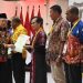 Serahkan Sertifikat Tanah kepada Masyarakat, Wapres Sebut Salahsatu Agenda Prioritas di Papua