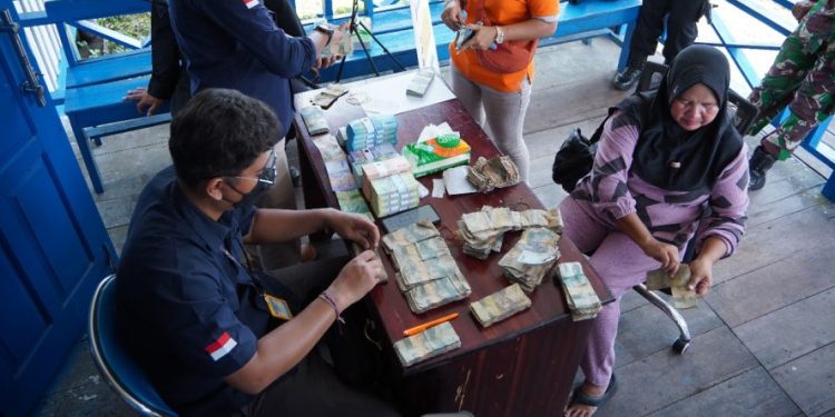 Antusias Warga Asmat Tukar Uang Layak Edar di Kas Keliling Bank Indonesia
