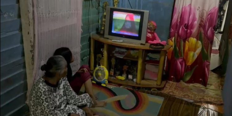 13 Desa di Sintang Kini Terang dengan Listrik PLN