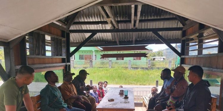 Diteror KKB, Warga Mengungsi ke Area Pos TNI di Intan Jaya