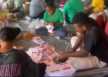 KPU Jayapura Libatkan 100 Warga Lipat dan Sortir Surat Suara Pemilu 2024