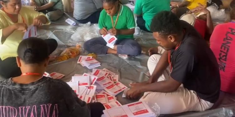 KPU Jayapura Libatkan 100 Warga Lipat dan Sortir Surat Suara Pemilu 2024