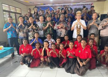 Yohanes Surya Latih Anak Nduga Pandai Berhitung dengan Metode GASING