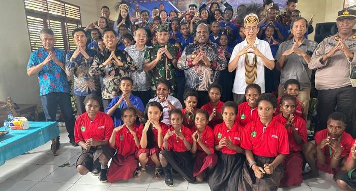 Yohanes Surya Latih Anak Nduga Pandai Berhitung dengan Metode GASING