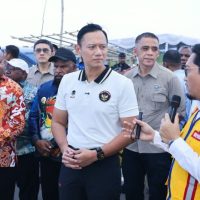 Menteri Koordinator Bidang Infrastruktur dan Pembangunan Kewilayahan Agus Harimurti Yudhoyono (AHY) langsung meninjau pembangunan Jalan Skory-Puay di Distrik Kemtuk, Kabupaten Jayapura, Papua. (Foto : Pasificpos.com)