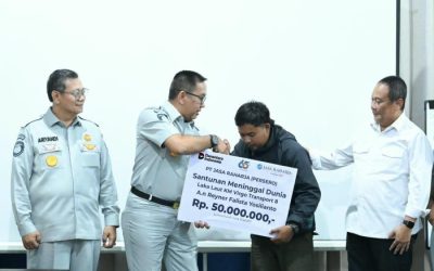 Direktur Utama Jasa Raharja, Muhammad Awaluddin menyerahkan secara simbolis santunan kepada ahli waris korban KM Virgo Transport 8. (Foto : Istimewa)