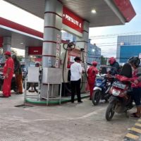 Antrean kendaraan di SPBU di Jayapura. (Foto : Syahriah)