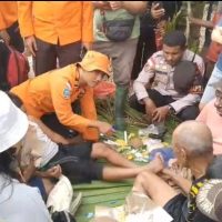 Ayah dan anak ditemukan selamat setelah sempat hilang di hutan Semangga 40. (Foto : istimewa)
