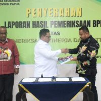 BPK RI Perwakilan Provinsi Papua menyerahkan LHP Kinerja Bank Bank Papua. (Foto : Pasificpos.com)