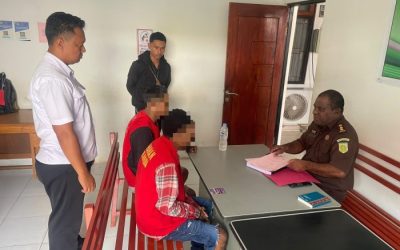 Dua tersangka kasus narkotika dilimpahkan ke Kejari Jayapura. (Foto : Istimewa)