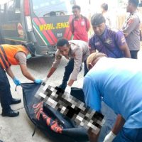 Evakuasi mayat pria 58 tahun yang ditemukan tewas di dekat toko. (Foto : Istimewa)