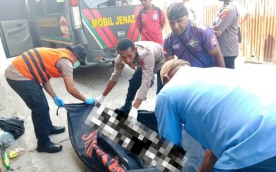 Evakuasi mayat pria 58 tahun yang ditemukan tewas di dekat toko. (Foto : Istimewa)