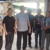 Nampak Bakal Calon Bupati (Bacabup) Jayapura John Manangsang Wally beserta rombongan Keluarga Besar Jayapura Emas 2030 ketika datang melayat ke rumah duka Alm. Harold Wilson Yoku, di Jalan Yabaso, Kota Sentani, Distrik Sentani, Kabupaten Jayapura, Papua. (Foto : Muhammad Irfan/Redaksipotret.co)