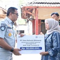 Jasa Raharja menyerahkan santunan kepada ahli waris korban KM Virgo Transport 8. (Foto : Istimewa)