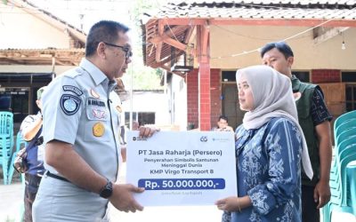 Jasa Raharja menyerahkan santunan kepada ahli waris korban KM Virgo Transport 8. (Foto : Istimewa)