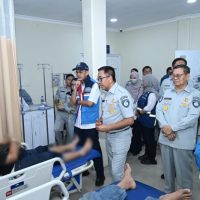 Direktur Utama Jasa Raharja Muhammad Awaluddin mengunjungi korban KMP Batumandi di rumah sakit. (Foto : Istimewa)