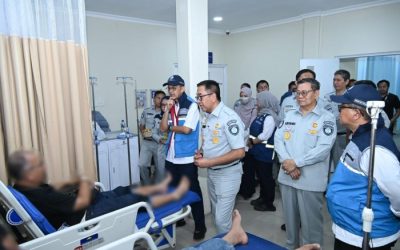 Direktur Utama Jasa Raharja Muhammad Awaluddin mengunjungi korban KMP Batumandi di rumah sakit. (Foto : Istimewa)