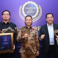 Penghargaan diterima oleh Direktur Utama Jasa Raharja, Muhammad Awaluddin (kanan). (Foto : Istimewa)