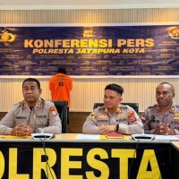 Polresta Jayapura Kota merilis tersangka pembakar rumah warga. (Foto : Istimewa)