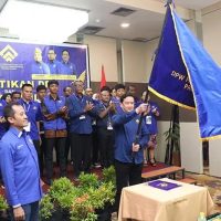 Penyerahan pataka oleh Ketua Umum Partai Gema Bangsa, Ahmad Rofid, kepada Sony selaku Ketua DPW Partai Gema Bangsa Provinsi Papua sebagai simbol resmi pengesahan kepengurusan. (Foto : Istimewa)