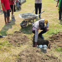 Polsek Bonggo Polres Sarmi mulai membangun Rumah Problem Solving yang diberi nama “Fatuk Tguose - Marahai” melalui doa dan peletakan batu pertama di halaman depan Polsek Bonggo, Kabupaten Sarmi, Papua. (Foto : Istimewa)