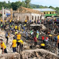 Polresta Jayapura Kota bersinergi bersama Forkopimda an sejumlah instansi terkait melaksanakan kerja bakti membersihkan puing-puing sisa kebakaran. (Foto : Istimewa)
