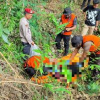 Penemuan mayat tanpa identitas di Jalan Pertigaan Alternatif Kolam Buaya, Distrik Jayapura Selatan, Kota Jayapura, Papua. (Foto : Istimewa)
