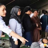 Ketua Komisi V DPR Papua, Dina Rumbiak meninjau langsung para korban di RSUD Yowari bersama Wakil Ketua I DPR Papua Herlin Beatrix Monim serta jajaran. (Foto : Pasificpos.com)