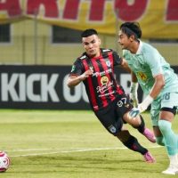 Pemain Persipura dan Barito Putera. (Foto : Pasificpos.com)