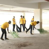 Personel Polda Papua bersihkan wisma atlet Mandala. (Foto : Istimewa)