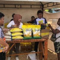 Transaksi jual beli beras SPHP di stan Perum Bulog dalam kegiatan Festival Kampung Nelayan Hamadi. (Foto : Istimewa)