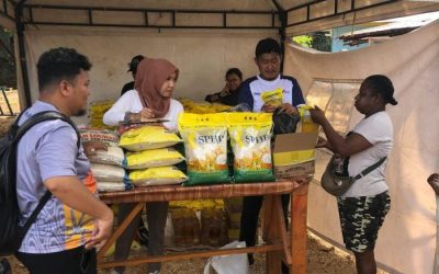 Transaksi jual beli beras SPHP di stan Perum Bulog dalam kegiatan Festival Kampung Nelayan Hamadi. (Foto : Istimewa)