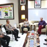Polda Papua menerima kunjungan kehormatan Deputy Head of Mission atau Wakil Duta Besar Kerajaan Belanda untuk Indonesia, Adriaan Palm, beserta tim, di Ruang Kerja Wakapolda Papua. (Foto : Istimewa)