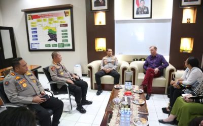 Polda Papua menerima kunjungan kehormatan Deputy Head of Mission atau Wakil Duta Besar Kerajaan Belanda untuk Indonesia, Adriaan Palm, beserta tim, di Ruang Kerja Wakapolda Papua. (Foto : Istimewa)