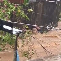 Pria terbawa arus..