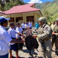 Bakti sosial yang dilaksanakan personel Operasi Kepolisian Damai Cartenz-2026 Sektor Puncak Jaya di SMP Satu Atap Mewoluk. (Foto : Istimewa)