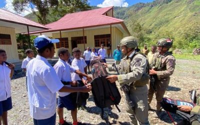 Bakti sosial yang dilaksanakan personel Operasi Kepolisian Damai Cartenz-2026 Sektor Puncak Jaya di SMP Satu Atap Mewoluk. (Foto : Istimewa)