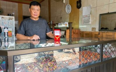 Rendy menunjukkan emas produksi tokonya