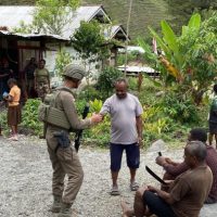 Personel gabungan Satgas Operasi Damai Cartenz-2026 Sektor Puncak Jaya melaksanakan patroli jalan kaki dan kegiatan humanis di wilayah Distrik Muara, Kabupaten Puncak Jaya, Papua Tengah. (Foto : Istimewa)