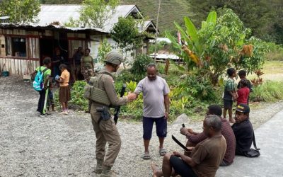 Personel gabungan Satgas Operasi Damai Cartenz-2026 Sektor Puncak Jaya melaksanakan patroli jalan kaki dan kegiatan humanis di wilayah Distrik Muara, Kabupaten Puncak Jaya, Papua Tengah. (Foto : Istimewa)