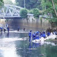 Karyawan TelkomGroup bersama petugas kebersihan saat mengangkat sampah dari aliran Kali Krukut di sekitar The Telkom Hub, Jakarta. (Foto : Istimewa)