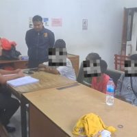 Penyerahan tersangka kasus penganiayaan ke Kejari Jayapura. (Foto : Istimewa)